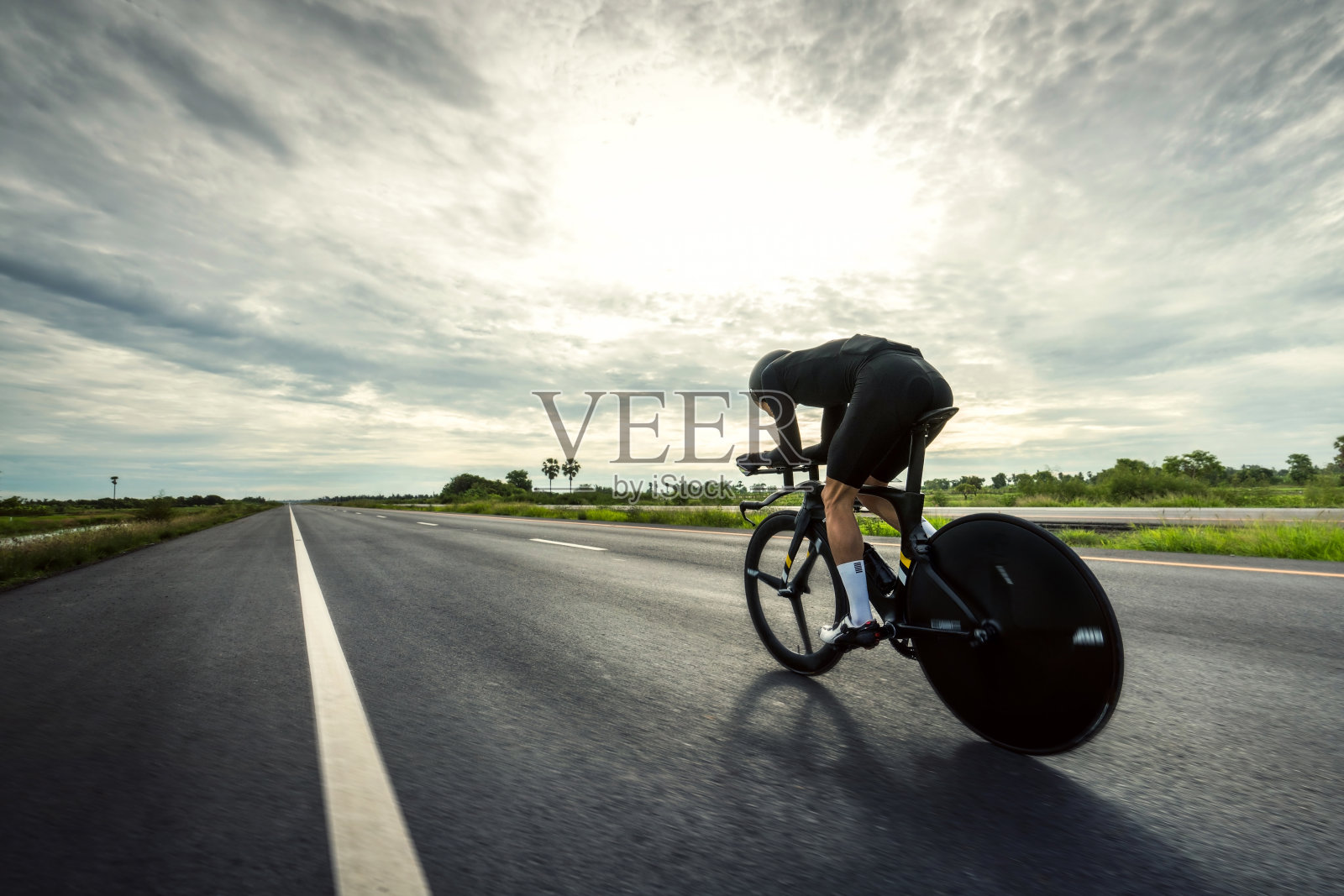 亚洲男人在早上骑“计时赛自行车”照片摄影图片