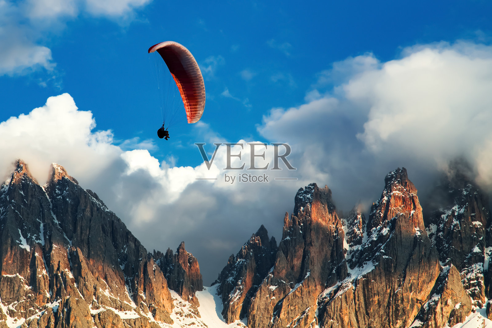滑翔伞在高山附近飞行。白云石山脉、意大利照片摄影图片