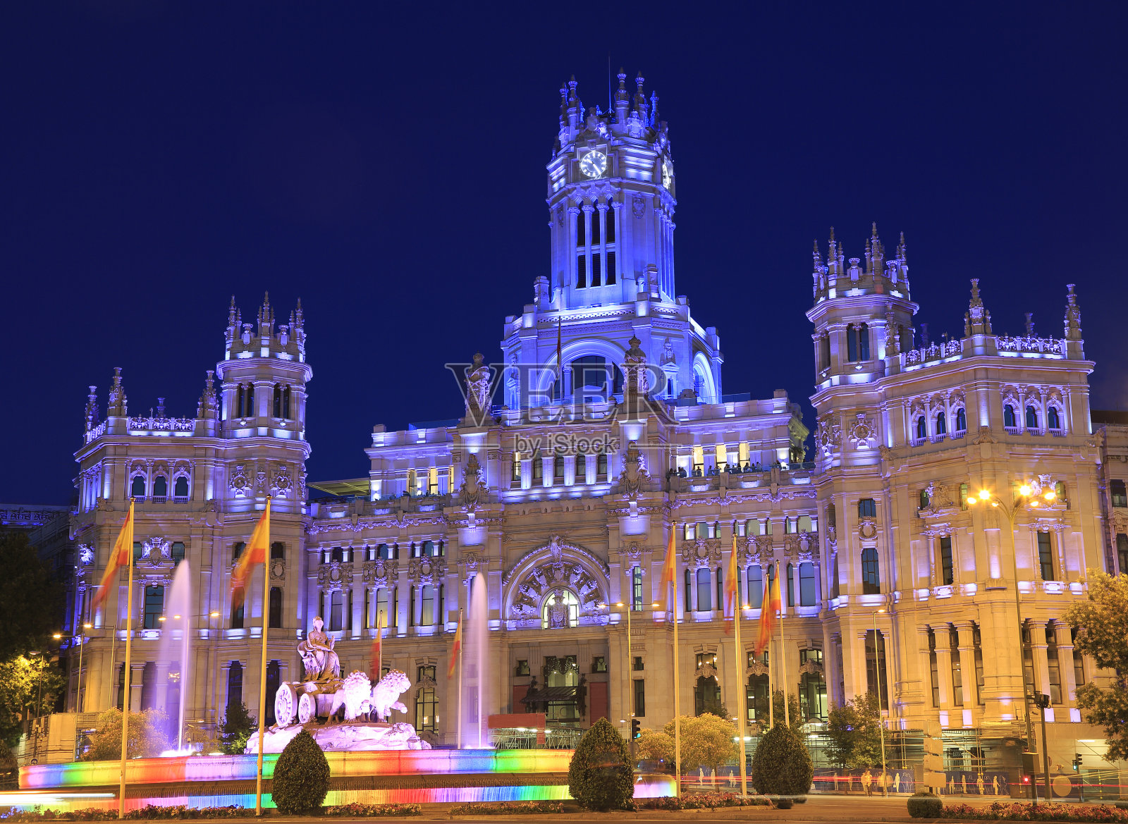 西布莉宫和喷泉在马德里的夜晚灯火通明照片摄影图片