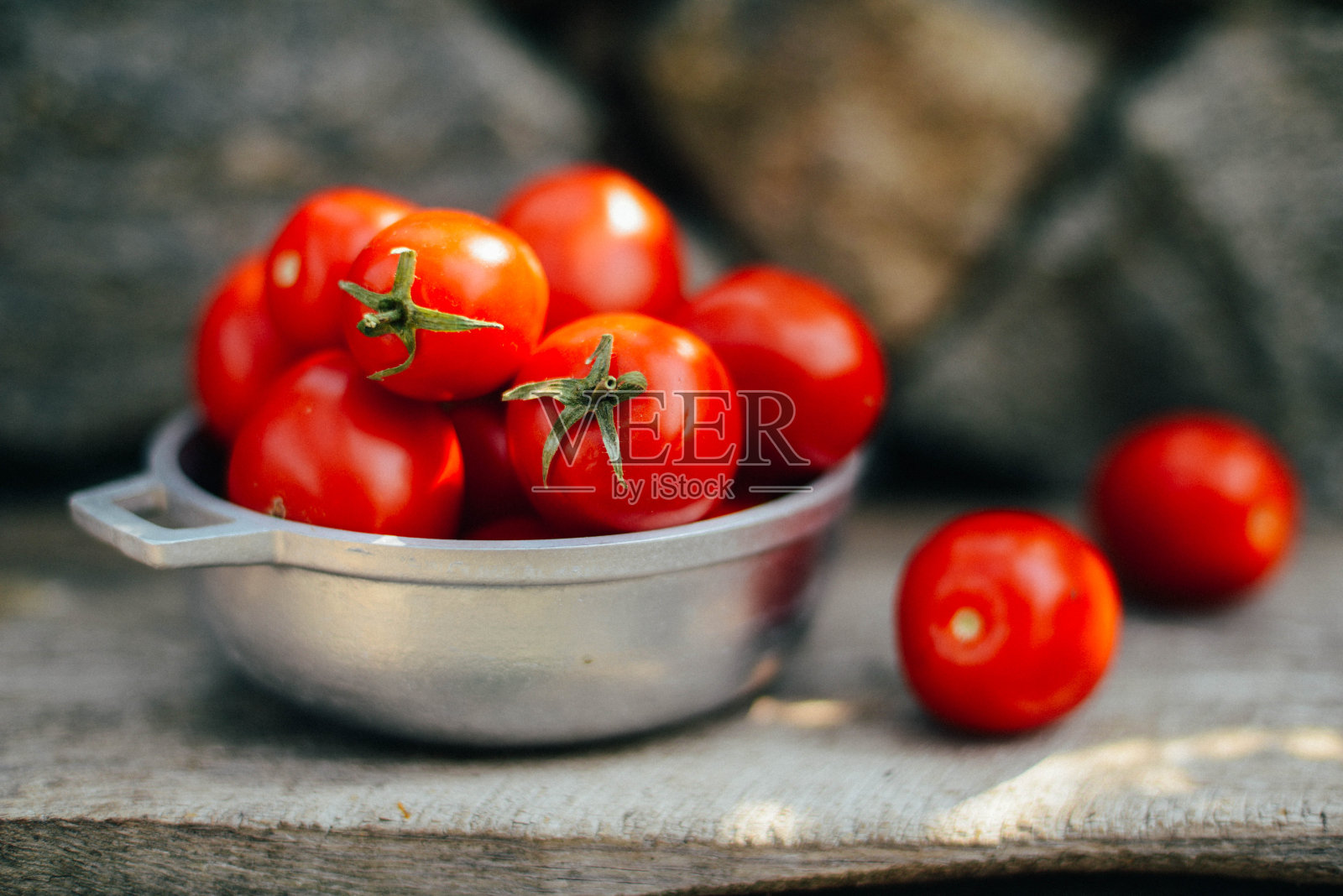 西红柿的背景。老式的木制背景照片摄影图片