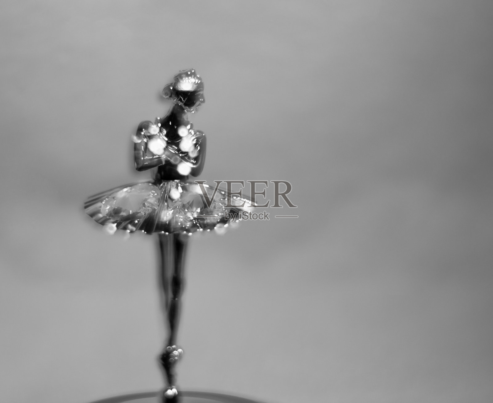 散焦芭蕾舞演员雕像。黑白照片。照片摄影图片