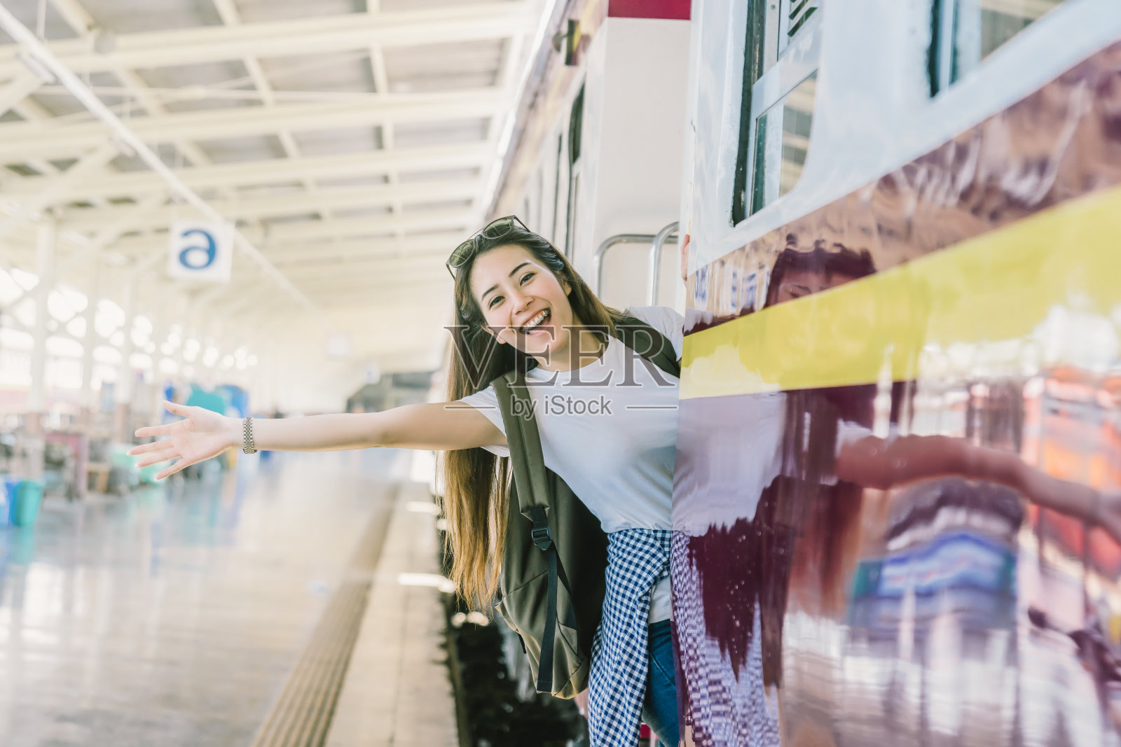 亚洲女性旅行者在去旅游前在火车站感受幸福，旅游和生活理念照片摄影图片