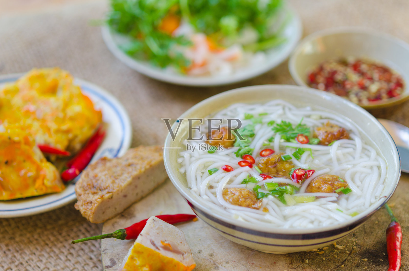Banh Canh——海边最受欢迎的汤面之一，有米粉、烤鱼、葱和鱼露……照片摄影图片