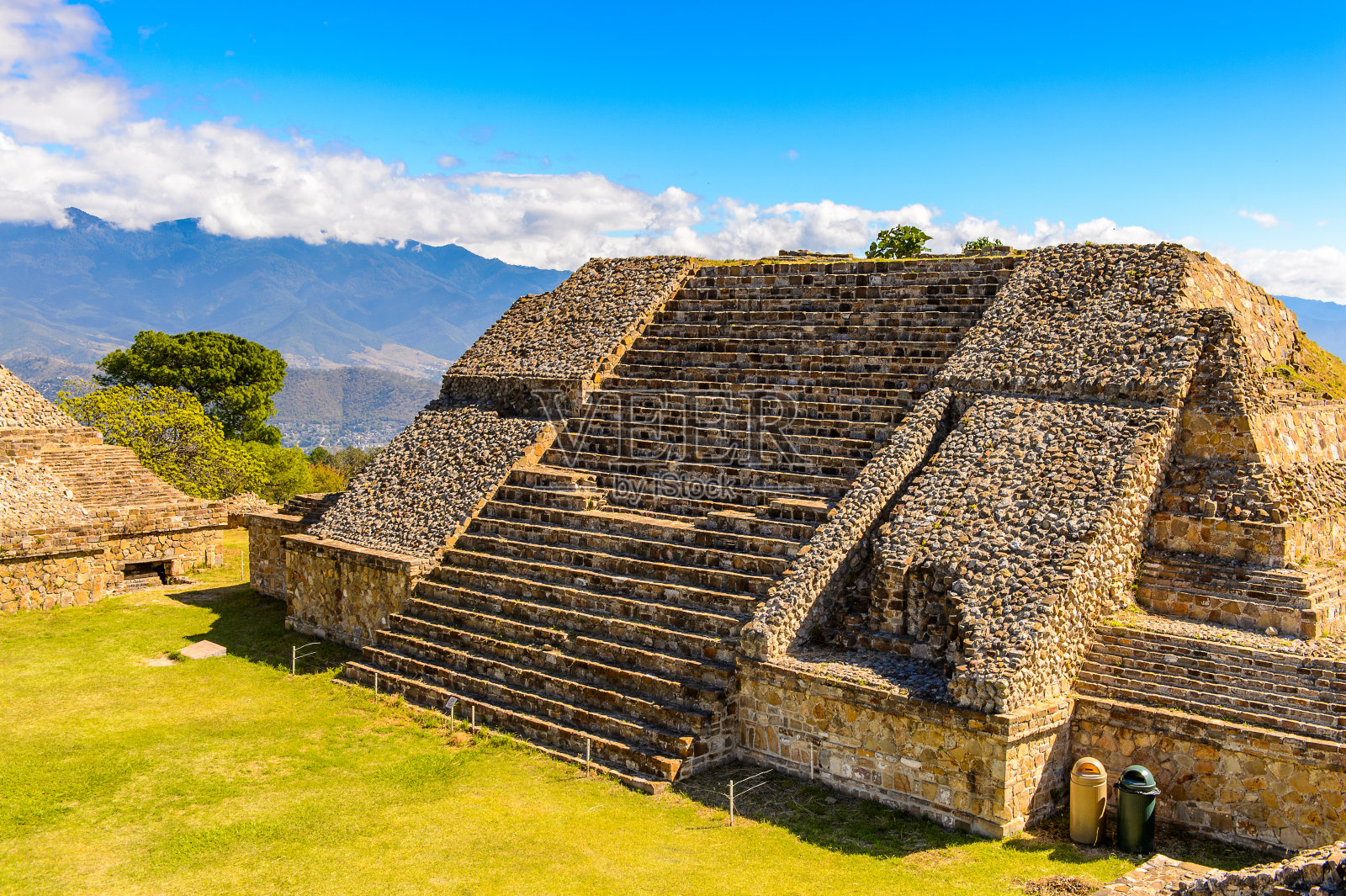 蒙特阿尔班金字塔，一个大的前哥伦布时期的考古遗址，圣克鲁斯Xoxocotlan市，瓦哈卡州。联合国教科文组织世界遗产照片摄影图片