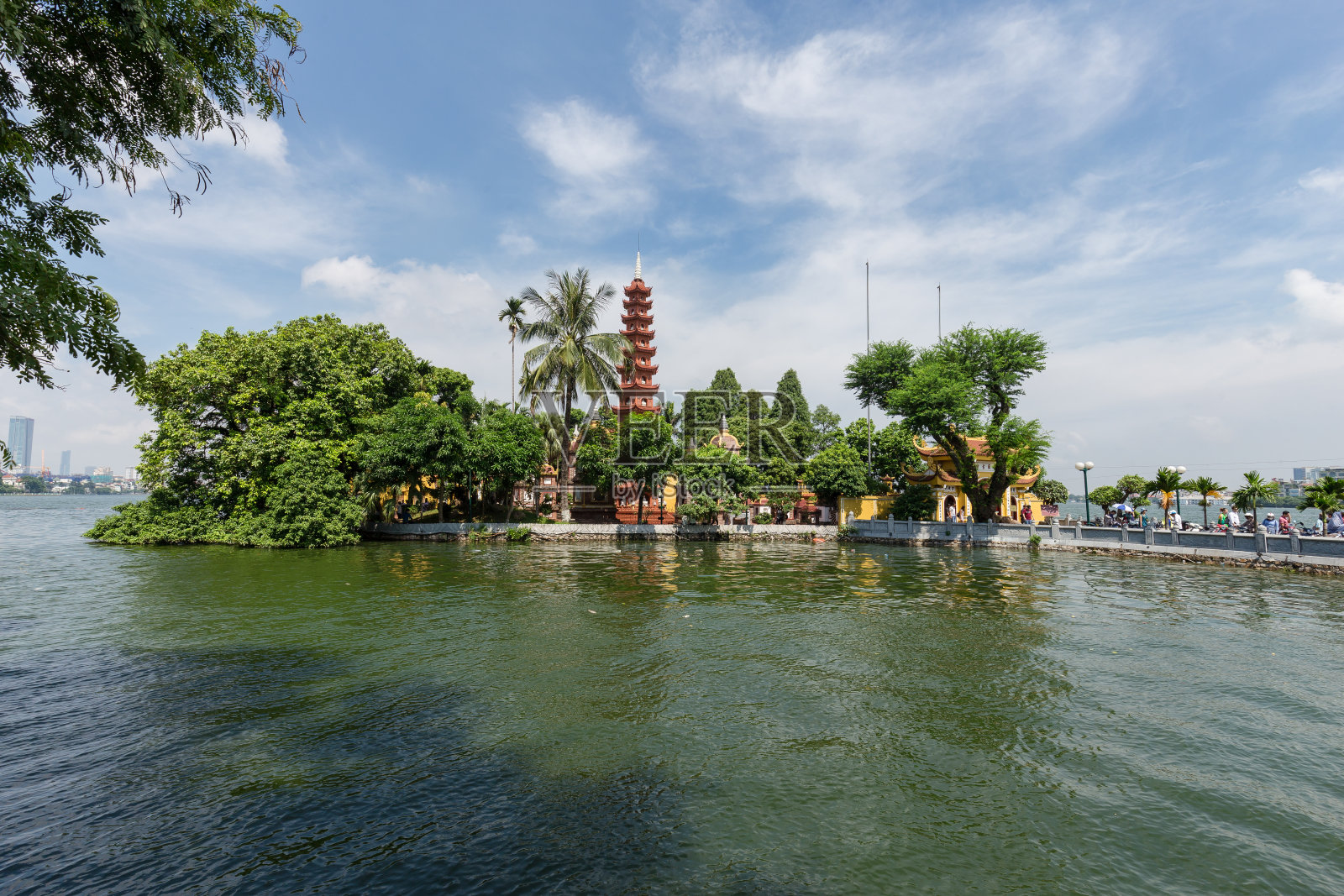 越南河内西湖的陈国塔。照片摄影图片