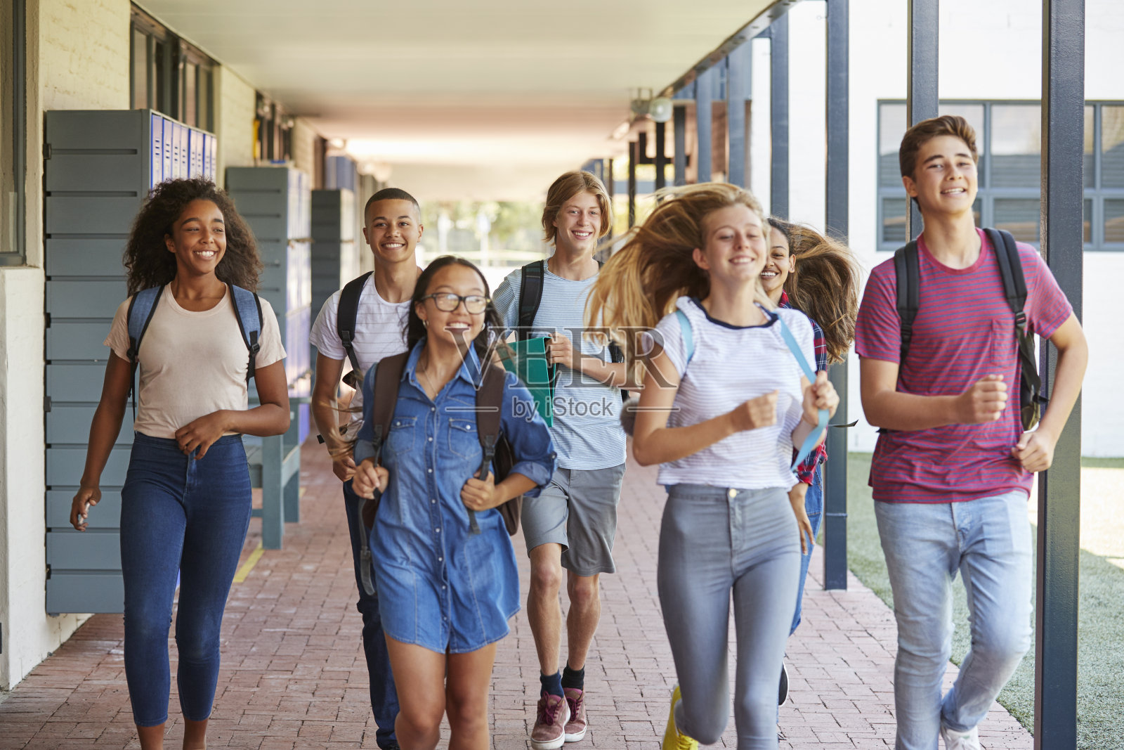 十几岁的孩子在高中走廊里跑步照片摄影图片