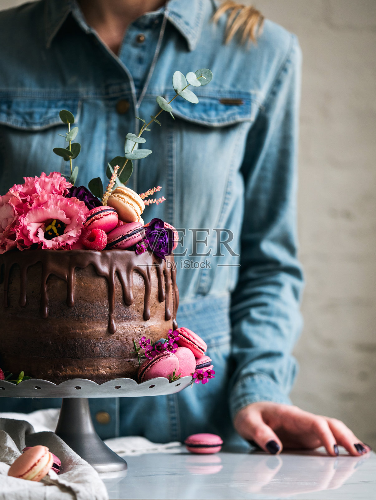 带花的婚礼蛋糕，马卡龙和蓝莓照片摄影图片