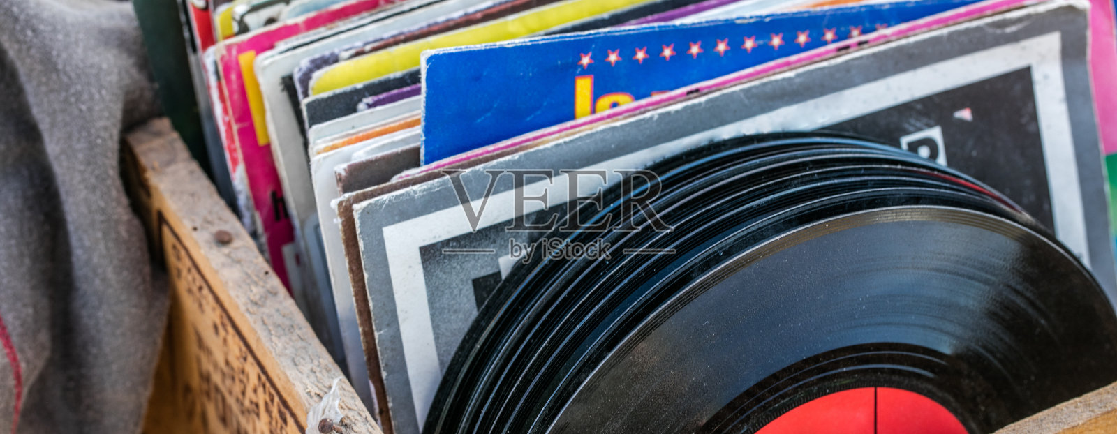 车库出售展示的黑胶唱片和黑胶唱片为音乐收藏家照片摄影图片