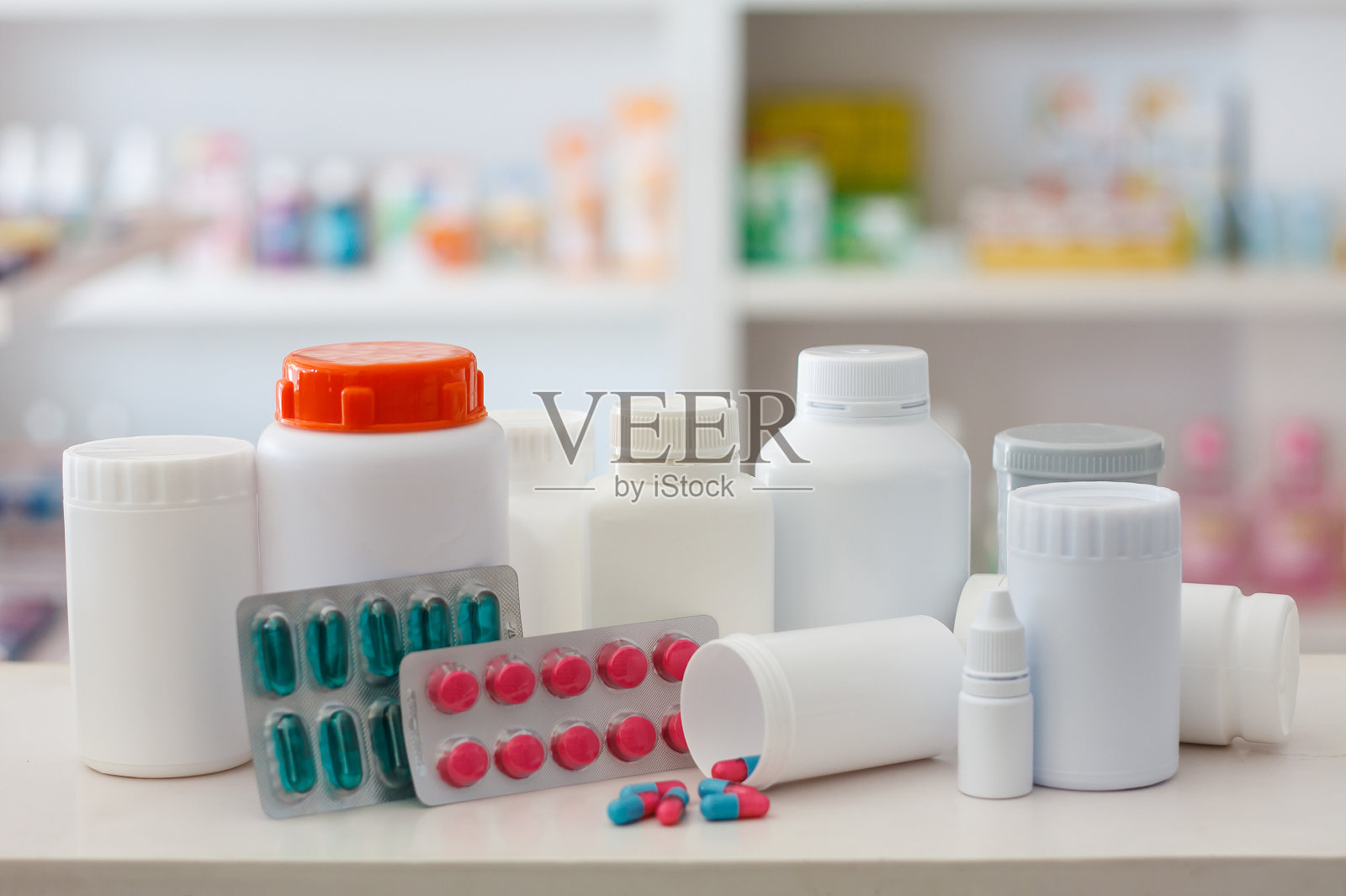 药品瓶子和药丸的组成与药店货架的背景照片摄影图片