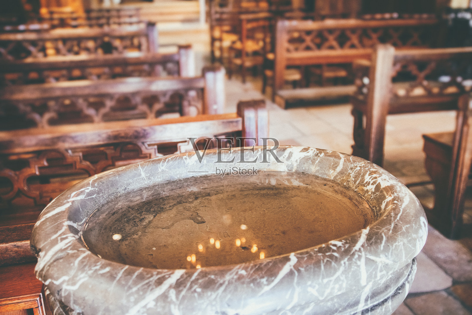 特写在选择性的焦点在大理石洗礼池与圣水和光反射附近美丽的法国教堂的入口照片摄影图片