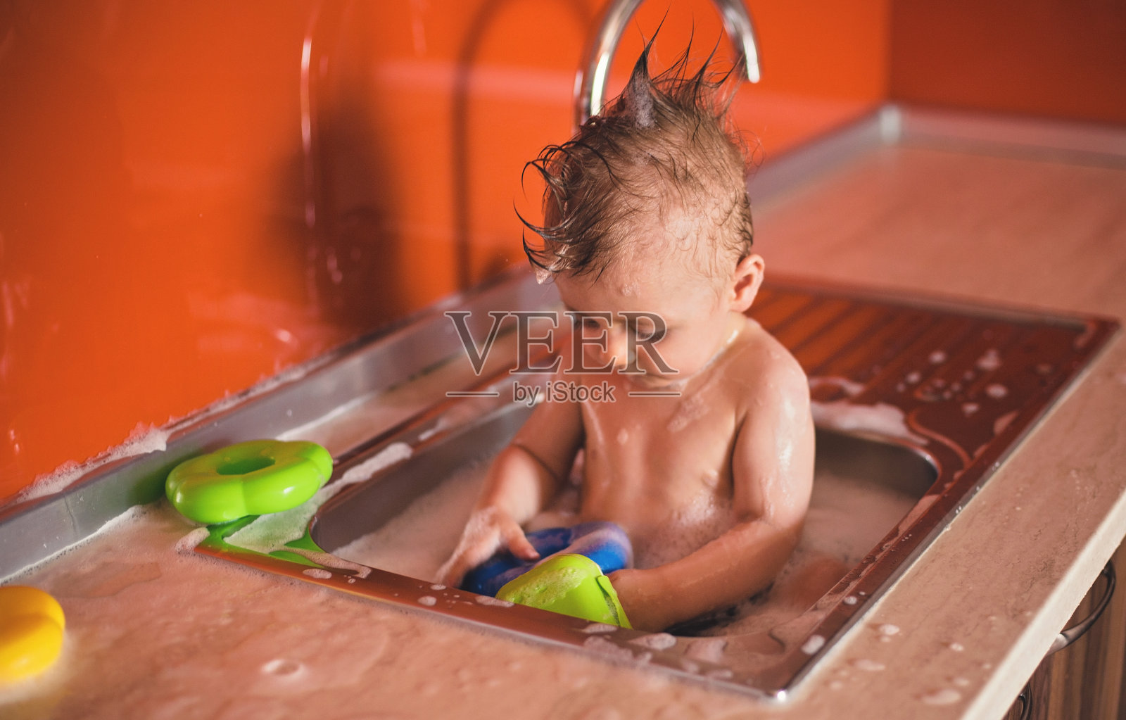 可爱的宝宝在洗澡照片摄影图片