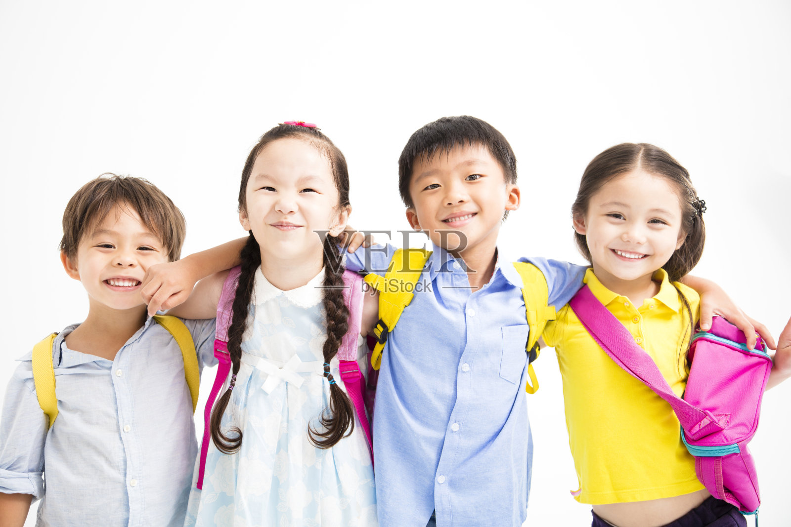 一群快乐的孩子站在一起照片摄影图片