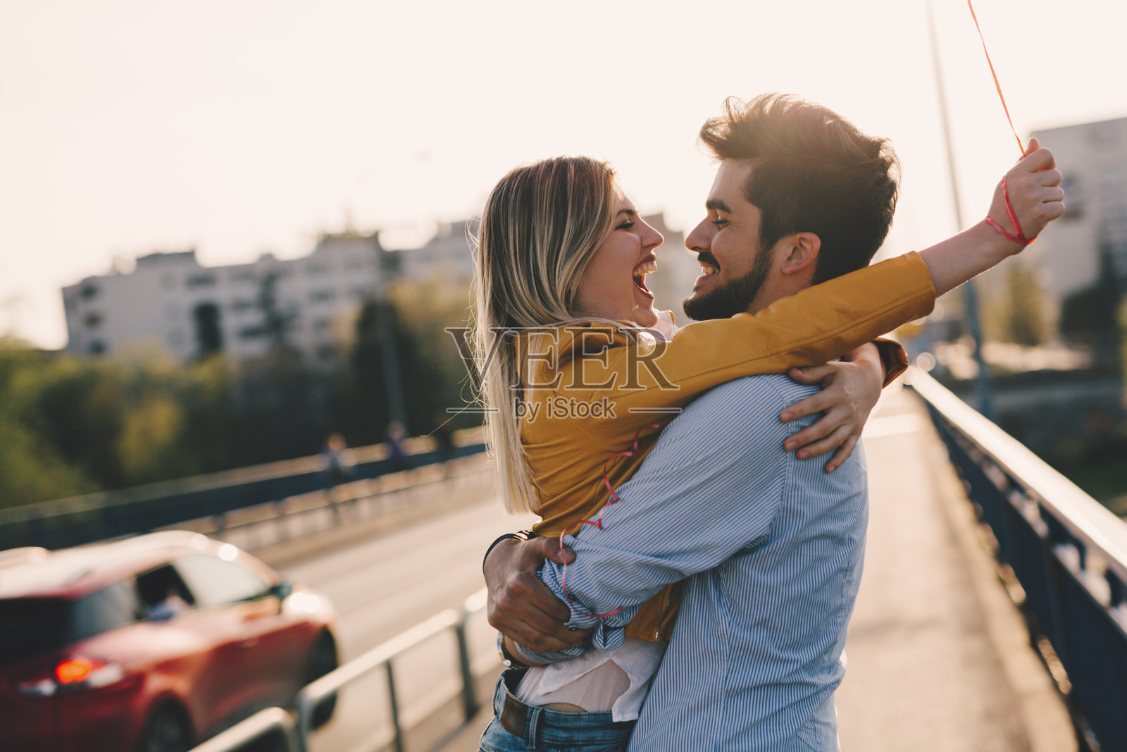 年轻情侣在户外拥抱、约会、亲吻照片摄影图片