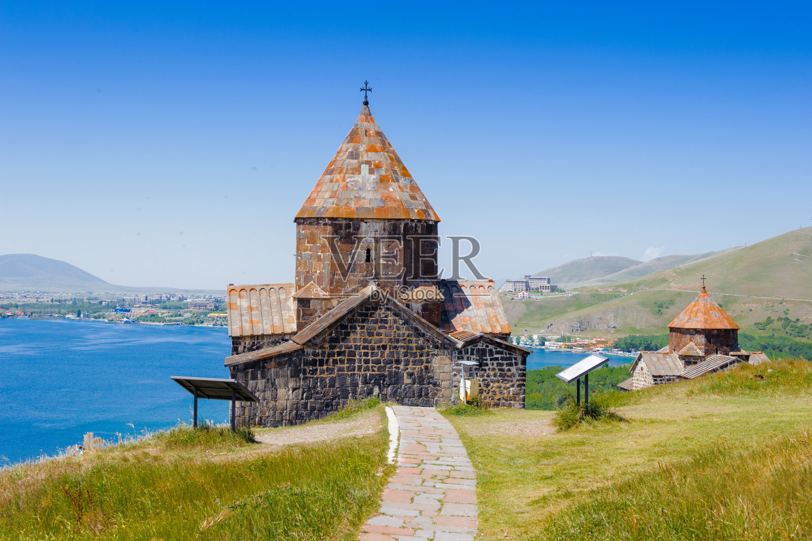 Sevanavank (Sevan修道院)，位于亚美尼亚Gegharkunik省Sevan湖岸边的修道院建筑群照片摄影图片