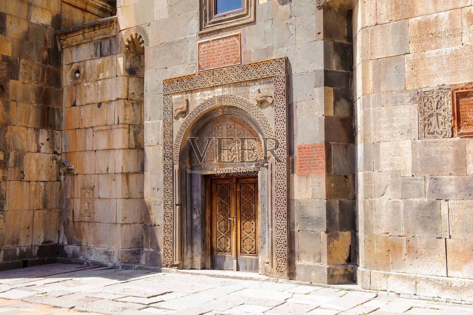 格加德修道院的门，亚美尼亚科塔伊克省独特的建筑结构。联合国教科文组织世界遗产照片摄影图片