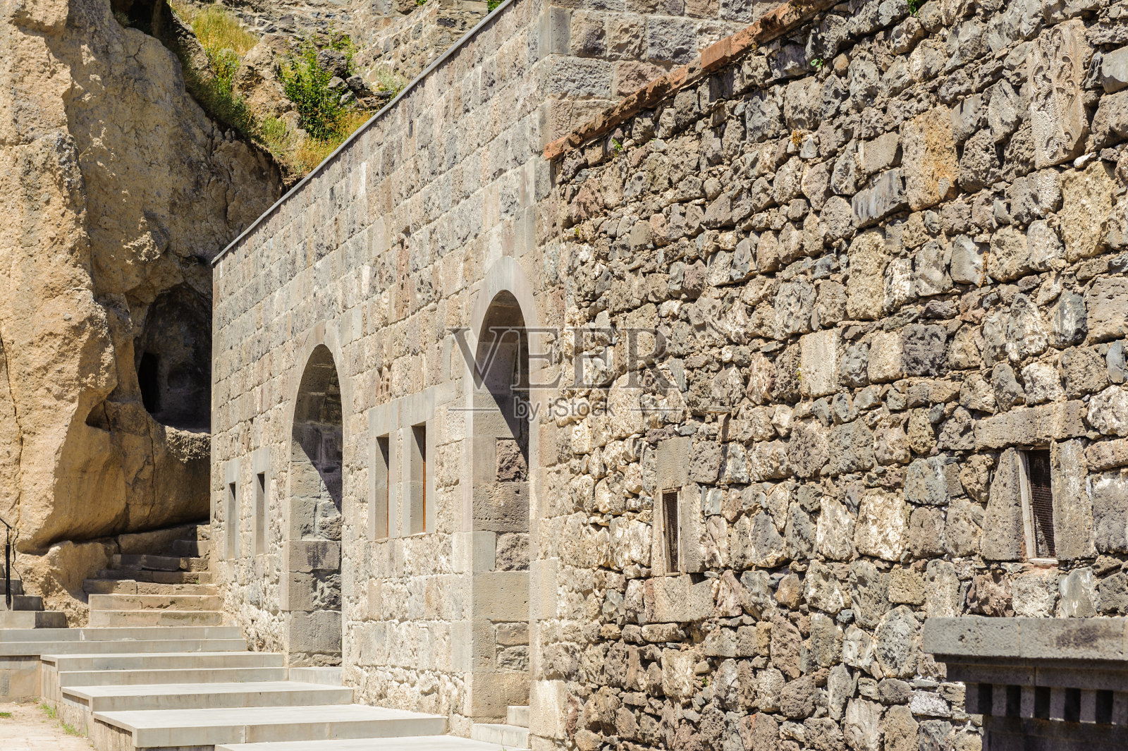 Geghard修道院周围的岩石，亚美尼亚Kotayk省的独特建筑结构。联合国教科文组织世界遗产照片摄影图片