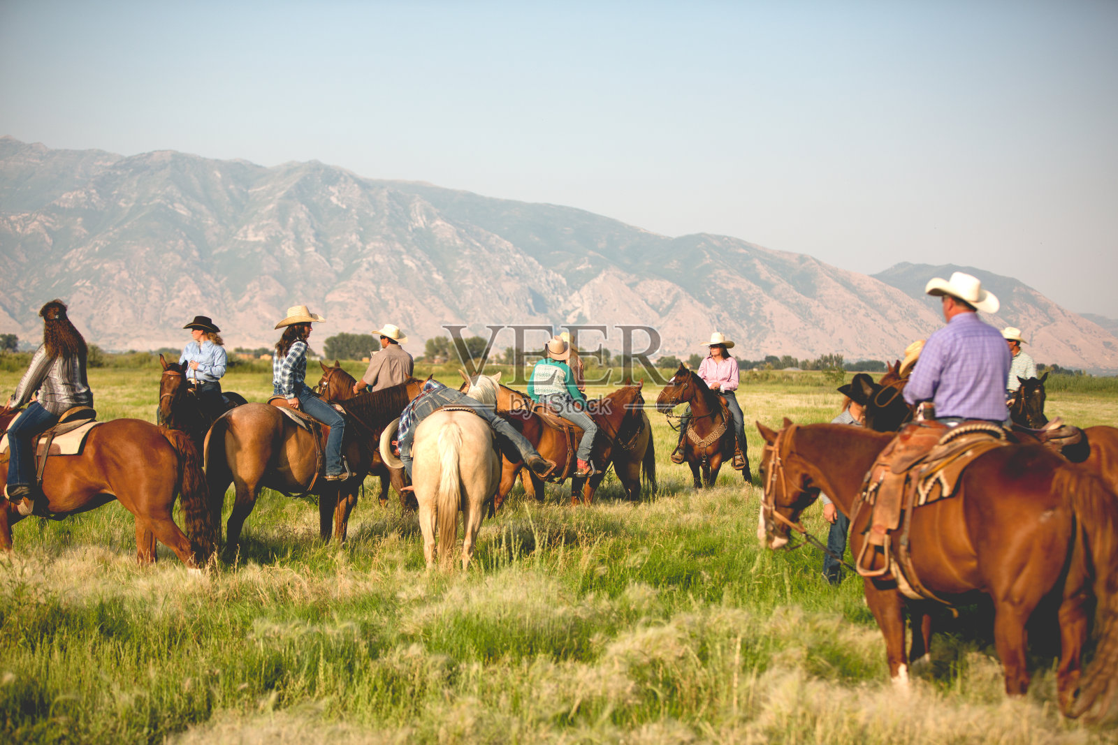 一大群牛仔和女牛仔骑着马照片摄影图片