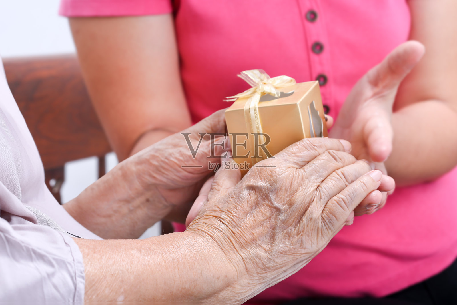 老妇人收到女儿的礼物照片摄影图片