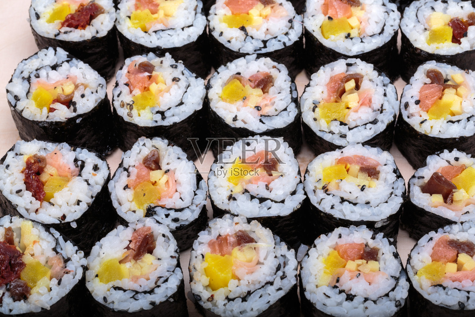 寿司新鲜的寿司卷照片摄影图片