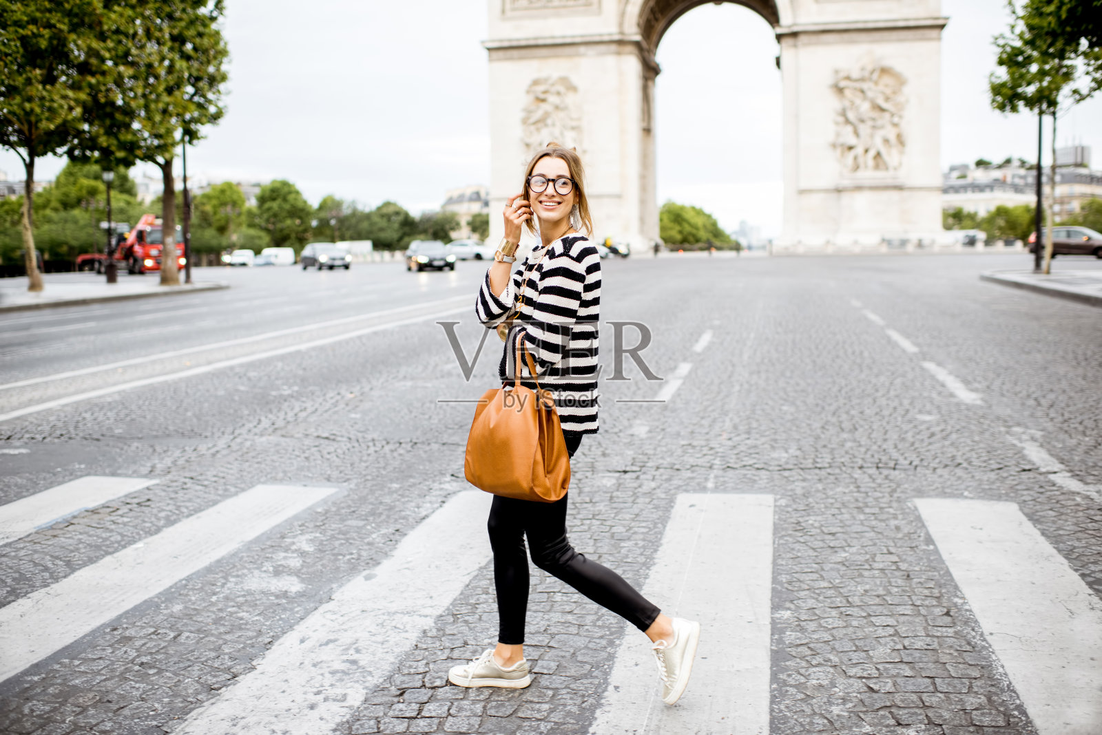 巴黎的女商人照片摄影图片