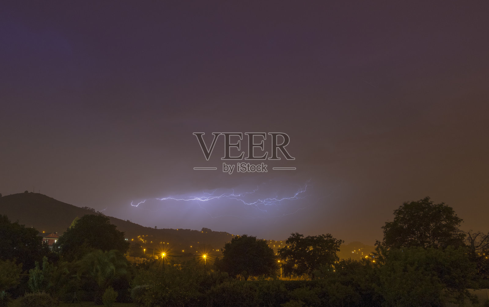 西班牙阿斯图里亚斯市吉乔恩市农村地区的夏季风暴。照片摄影图片