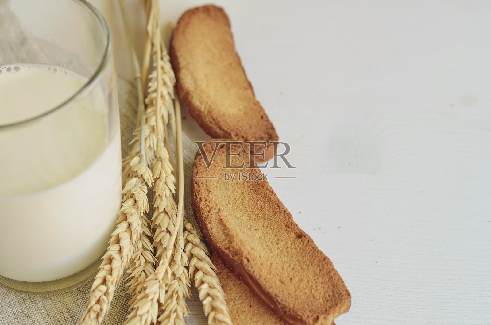 牛奶和面包作为健康和简单的食物，是异教徒巫术凯尔特节日的传统款待照片摄影图片