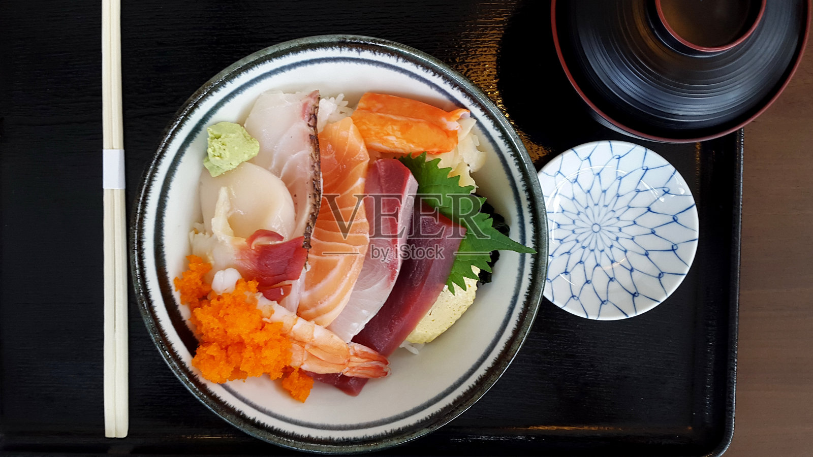 日本戳碗生鱼金枪鱼和鲑鱼照片摄影图片
