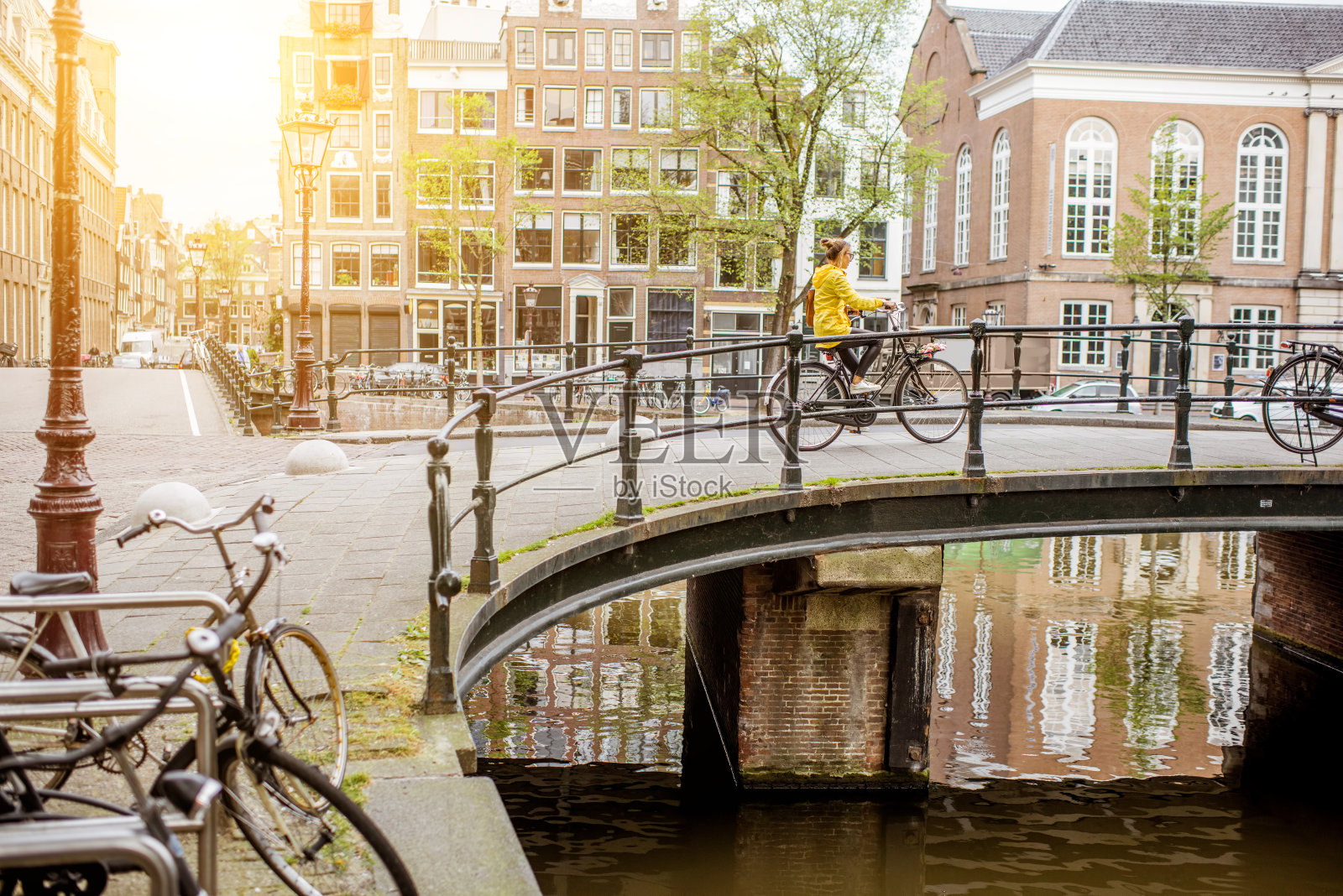 女子在阿姆斯特丹旅游照片摄影图片