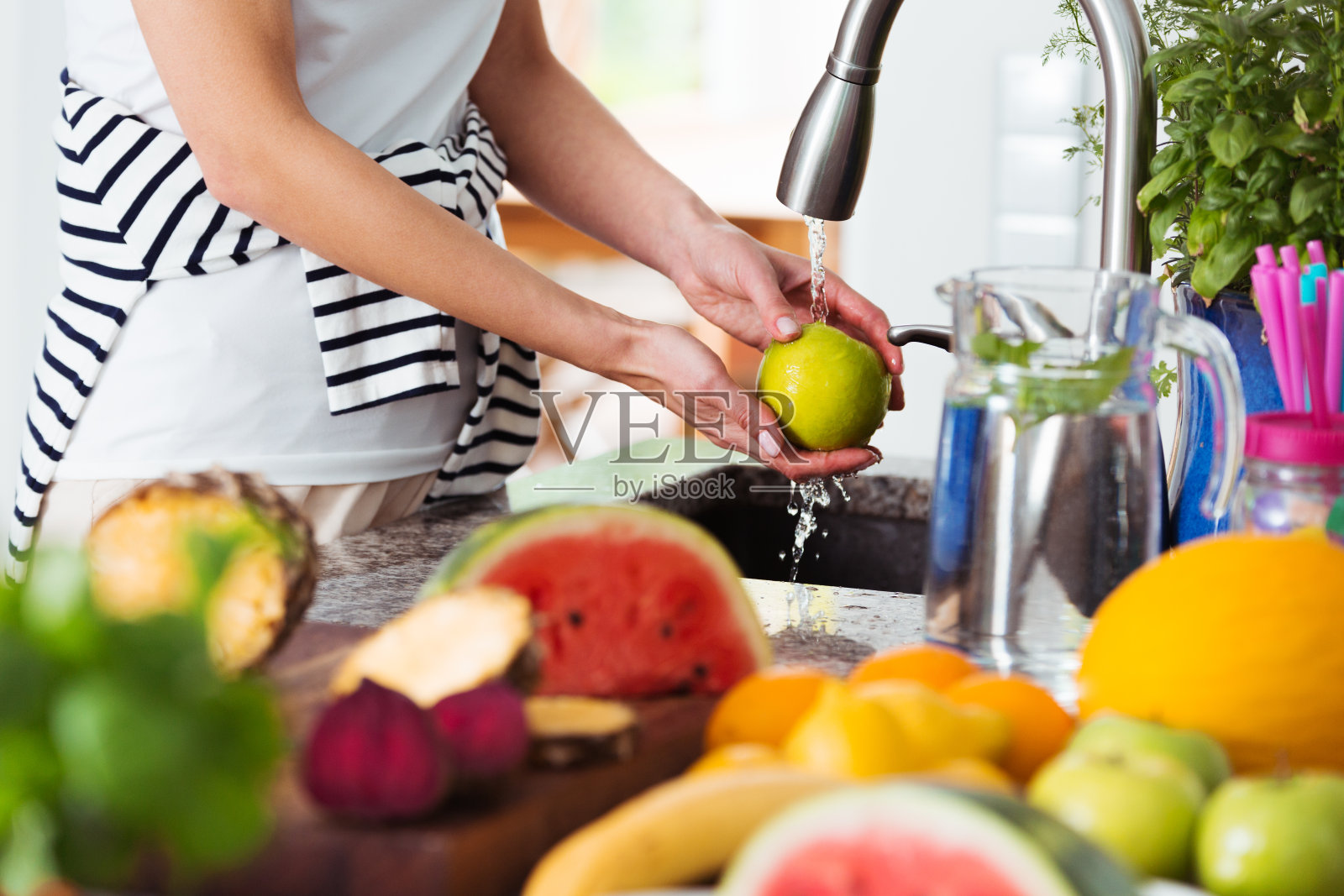 健康女子洗苹果照片摄影图片