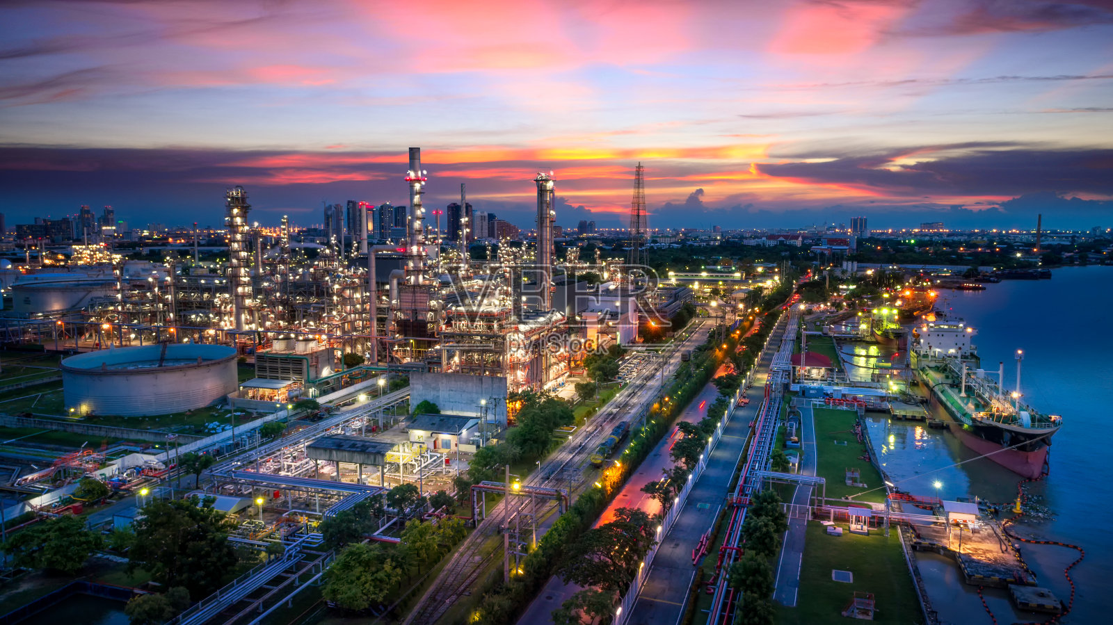 石油和天然气工业-炼油厂鸟瞰图，从无人机拍摄的炼油厂和石化厂在黄昏，曼谷，泰国照片摄影图片