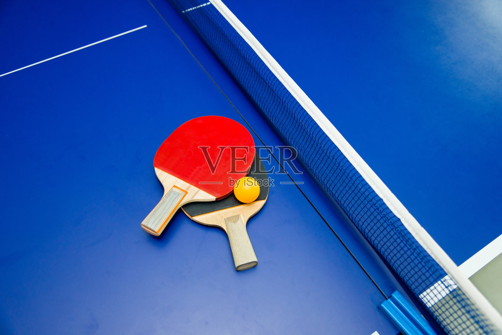乒乓球拍和桌上的球照片摄影图片
