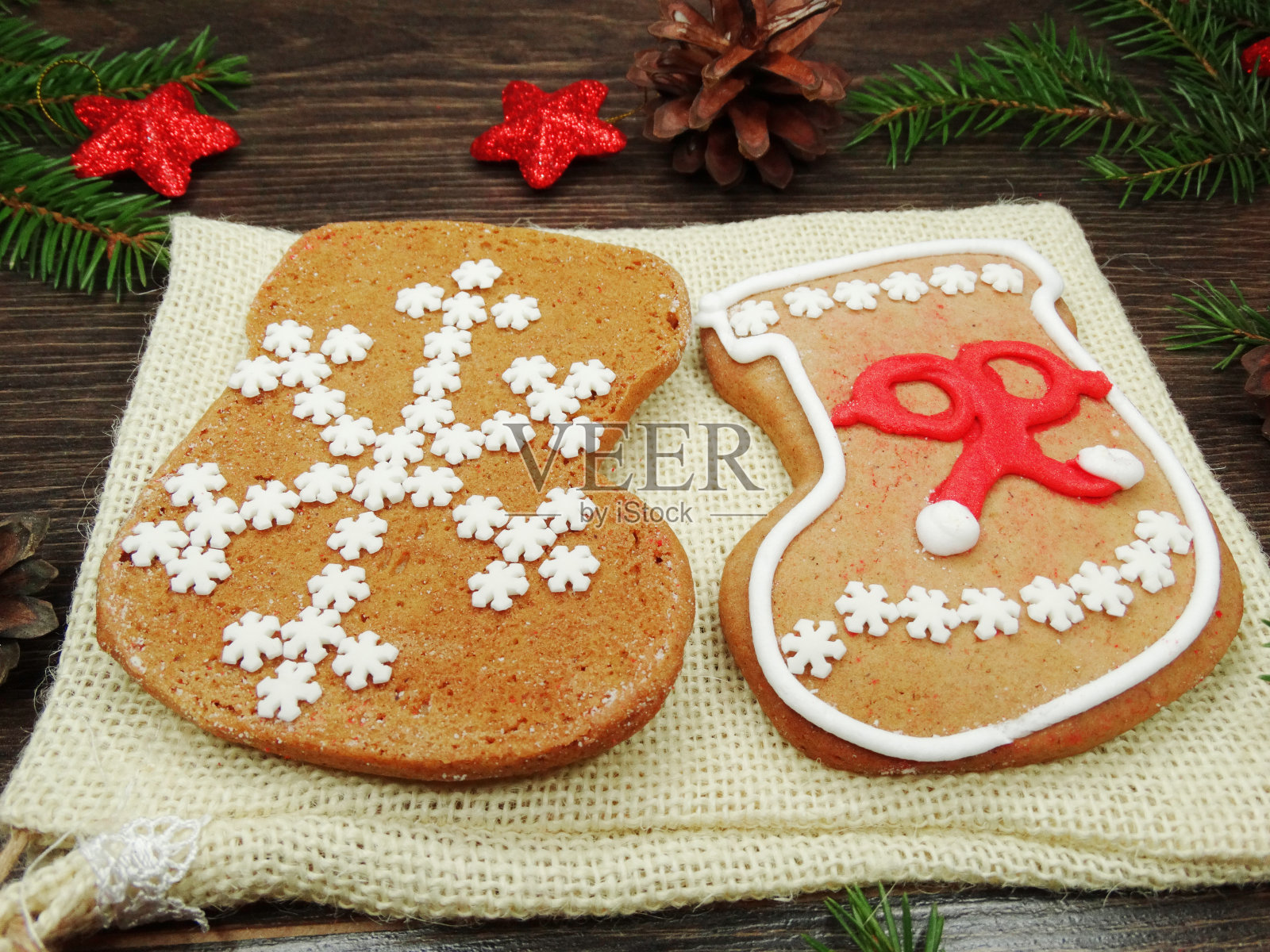 圣诞饼干、姜饼和木制背景装饰照片摄影图片