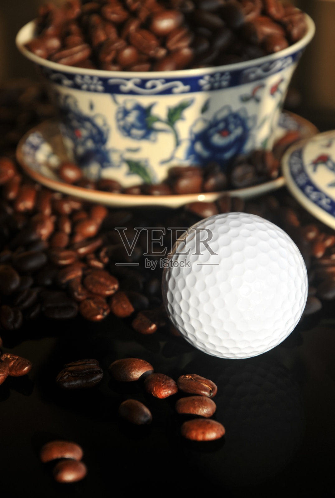 日落时的中国茶具和咖啡豆照片摄影图片