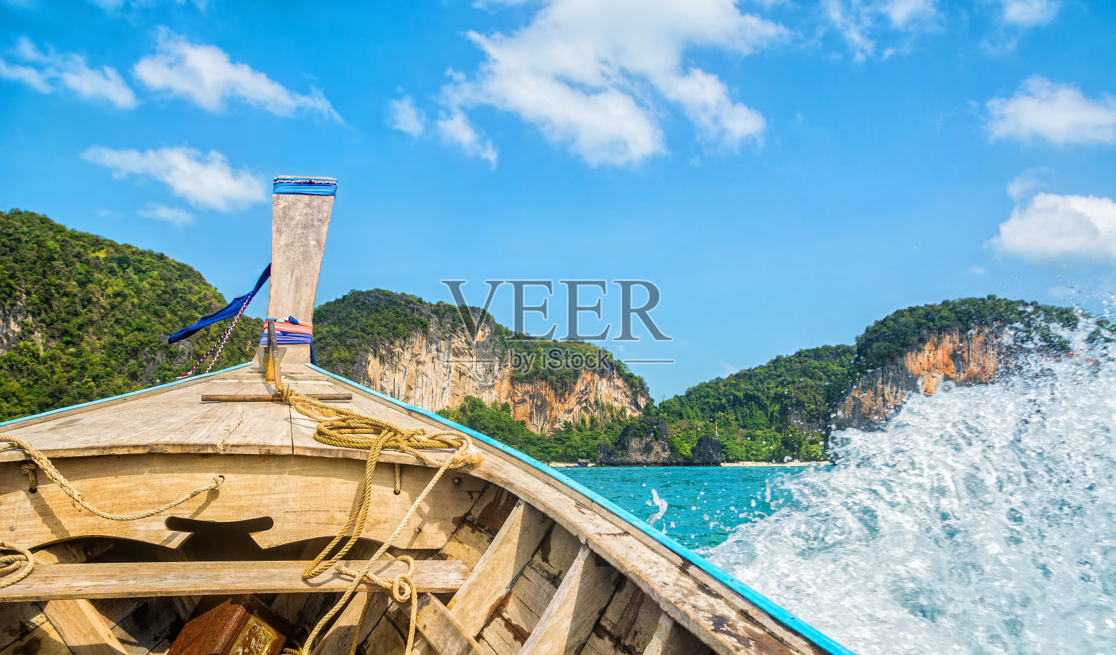 从传统的泰国长尾船上可以看到香港岛令人惊叹的景色。地点:港岛，甲米，泰国，安达曼海。艺术照片。美丽的世界。照片摄影图片