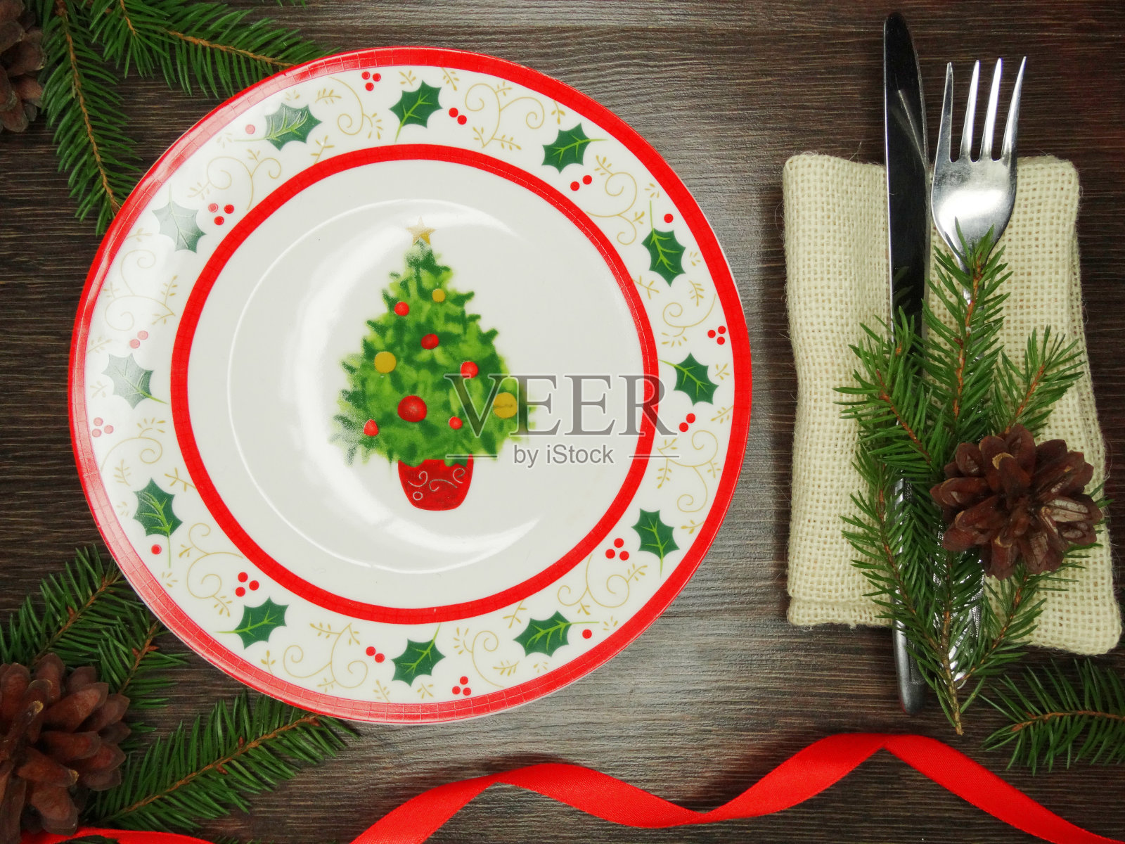 圣诞餐桌摆设用松枝和装饰照片摄影图片