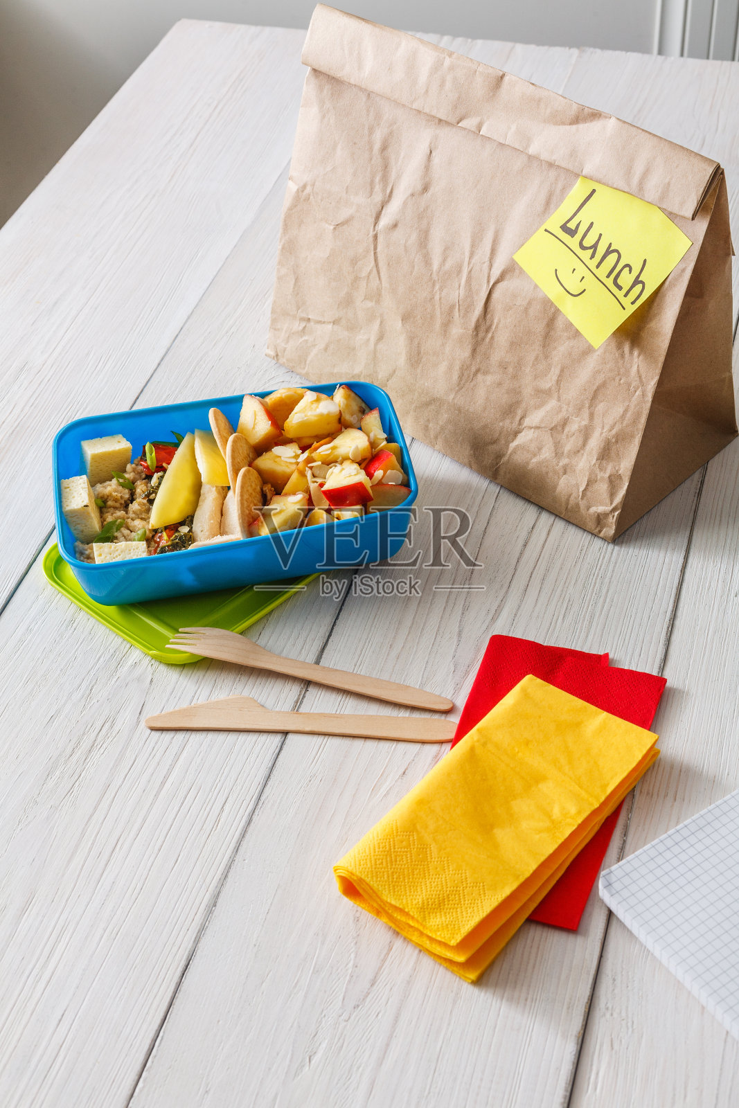 健康的学校午餐盒在白色木头桌子的背景照片摄影图片