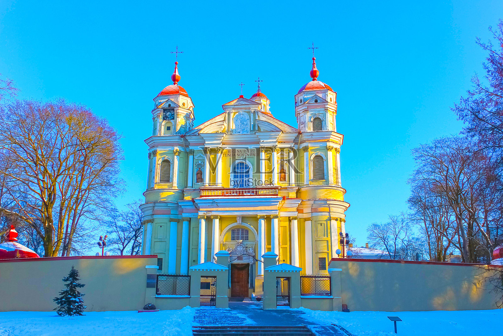 位于立陶宛首都维尔纽斯的圣彼得和圣保罗教堂照片摄影图片