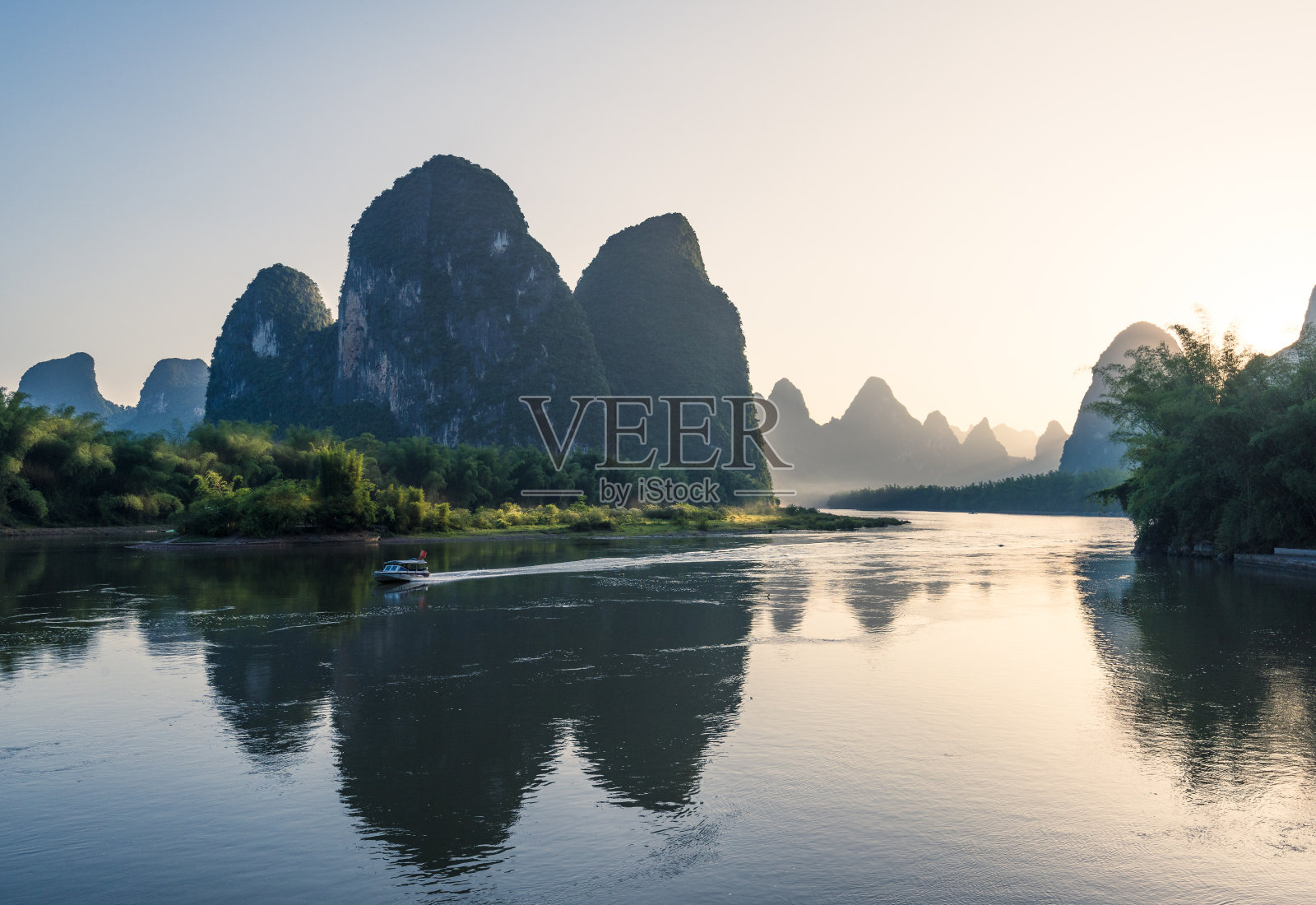 日落时分的漓江和群山，中国桂林照片摄影图片