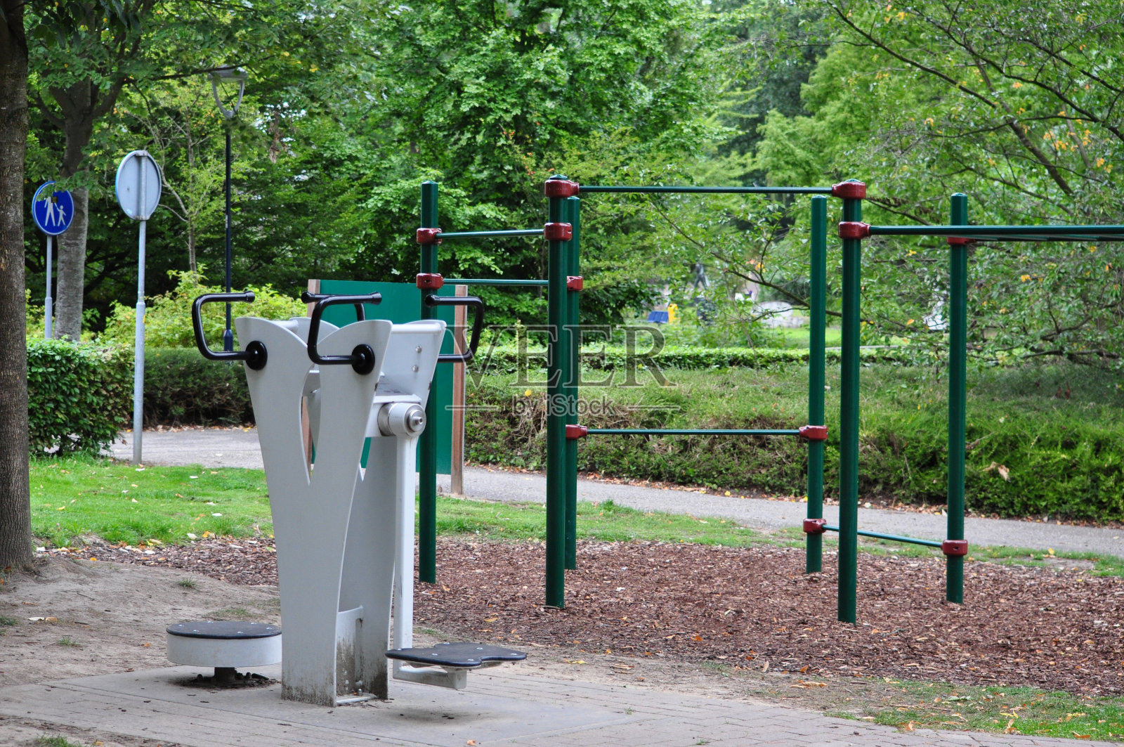 荷兰公园的户外健身设备照片摄影图片