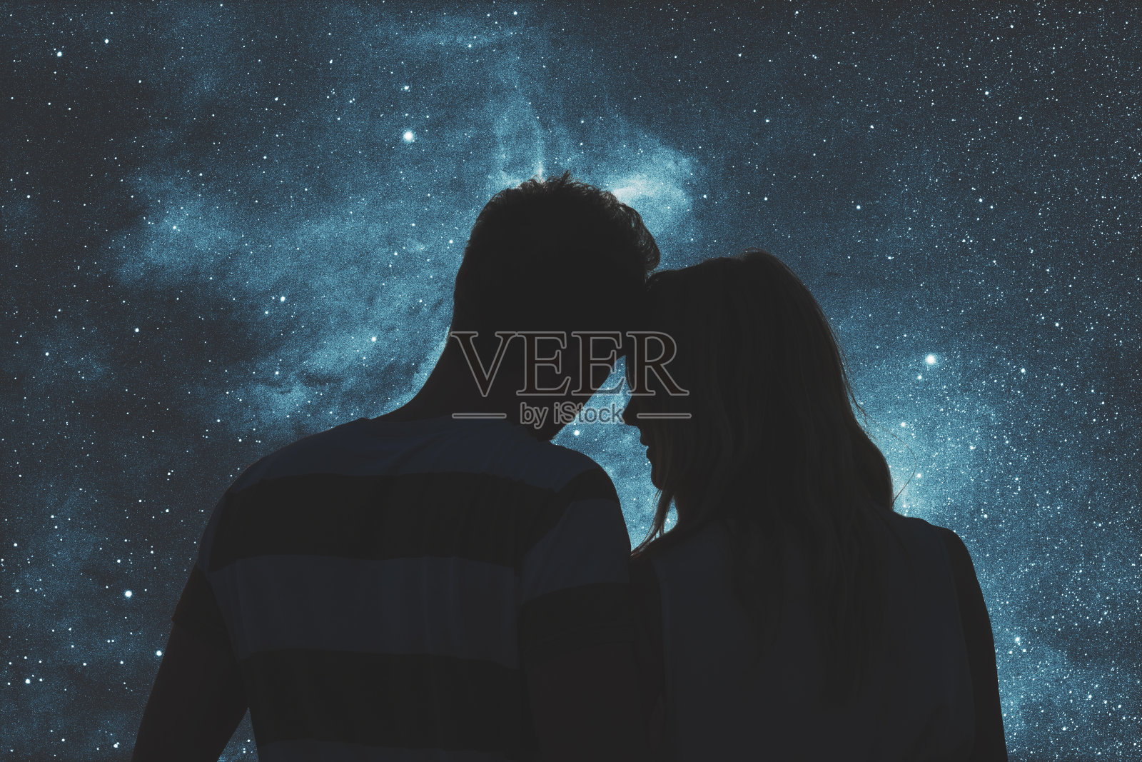 星空下一对年轻夫妇的剪影。我的天文工作。照片摄影图片