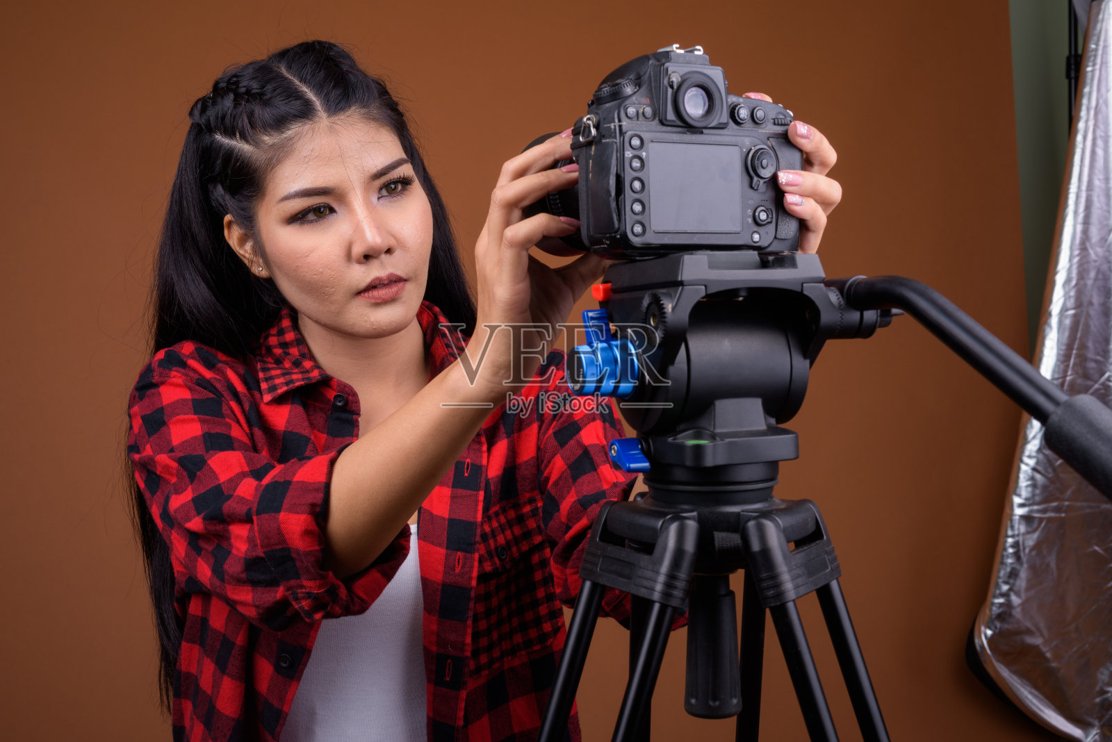 工作室拍摄的年轻美丽的亚洲女人准备在彩色的背景照片摄影图片