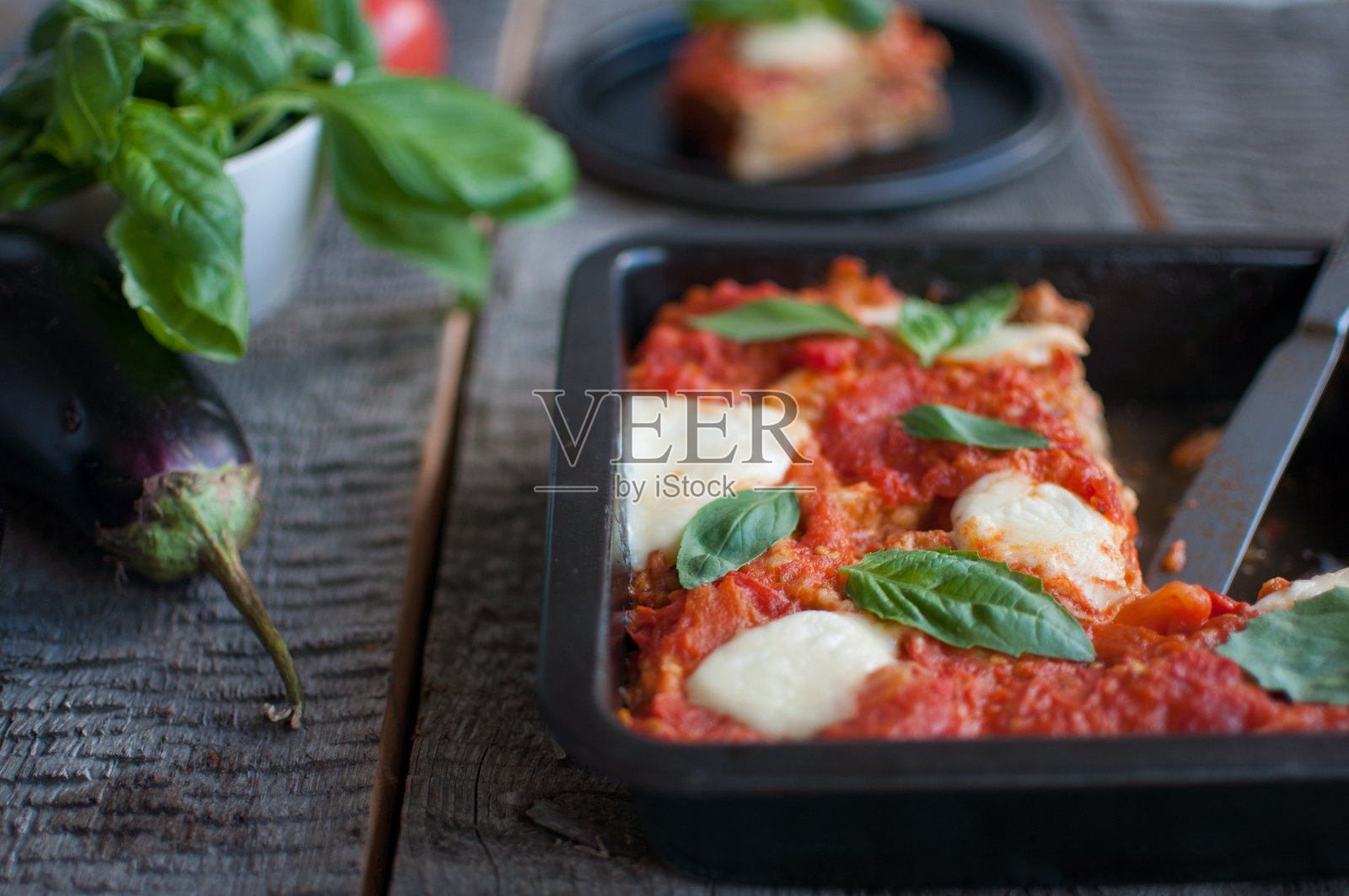一种意大利菜，内馅是茄子片，用马苏里拉奶酪和番茄酱分层照片摄影图片