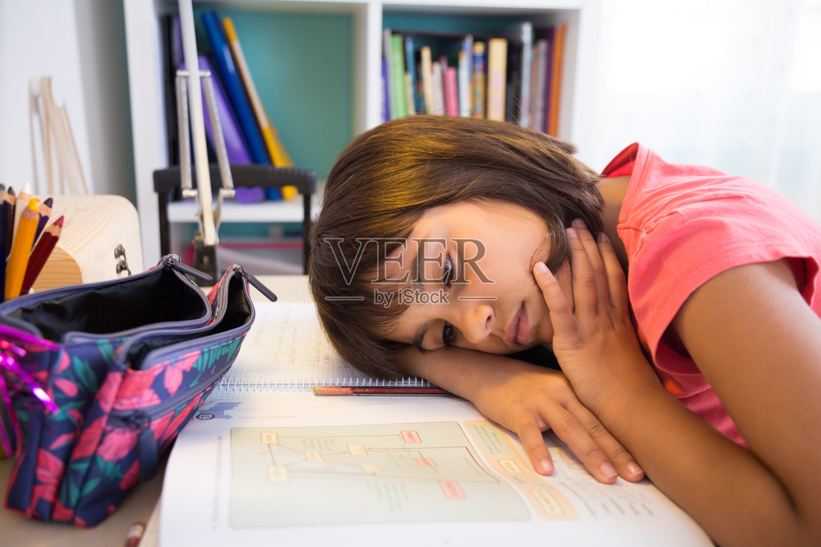 疲惫的女学生做作业照片摄影图片
