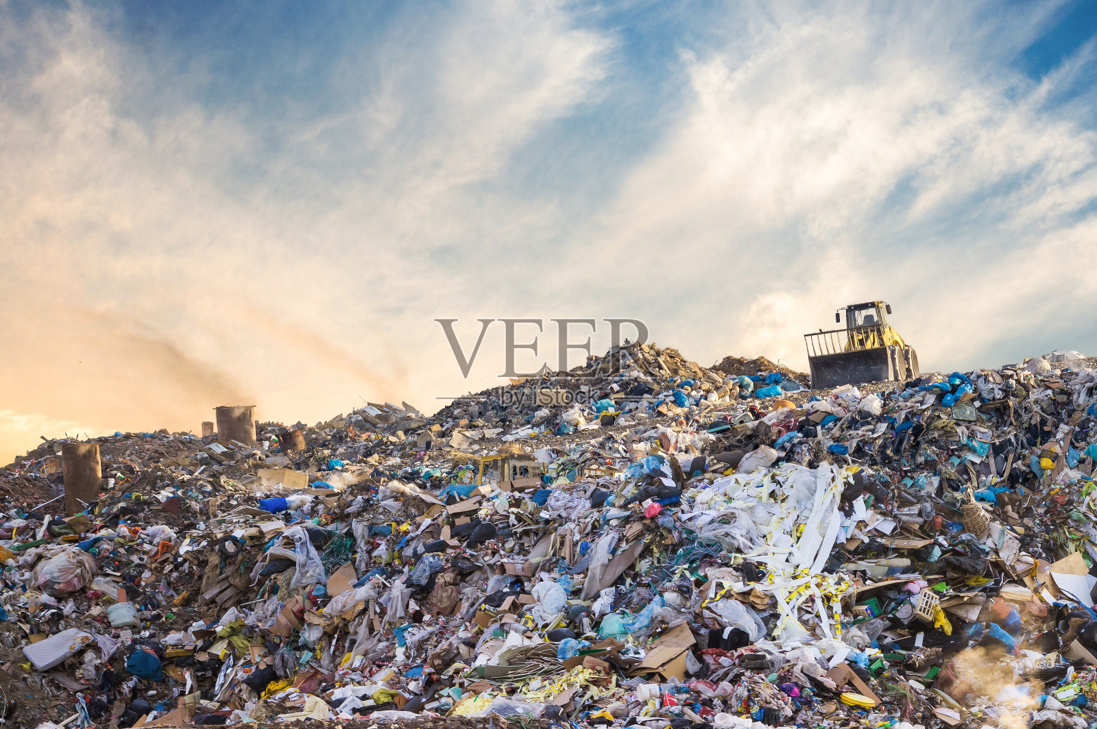 垃圾堆在垃圾堆或填埋场中的垃圾堆。污染的概念。照片摄影图片