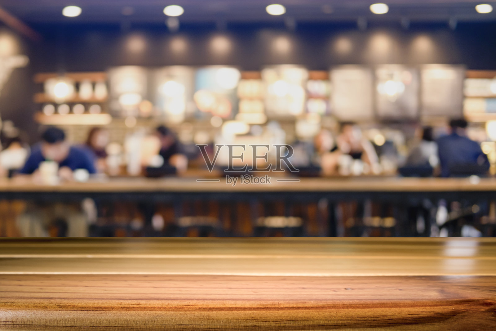 咖啡馆或软饮吧上的当前产品的空木桌用散景图像模糊背景。照片摄影图片