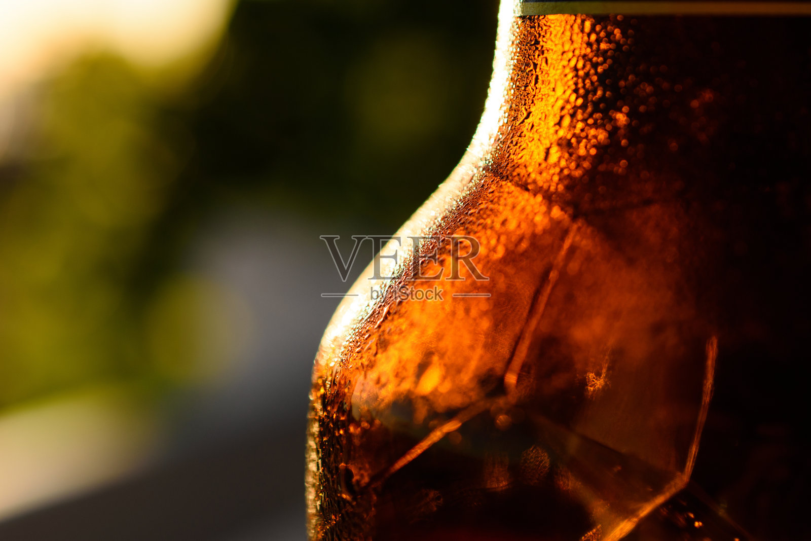 清爽的棕色冰啤酒瓶覆盖着冷凝照片摄影图片