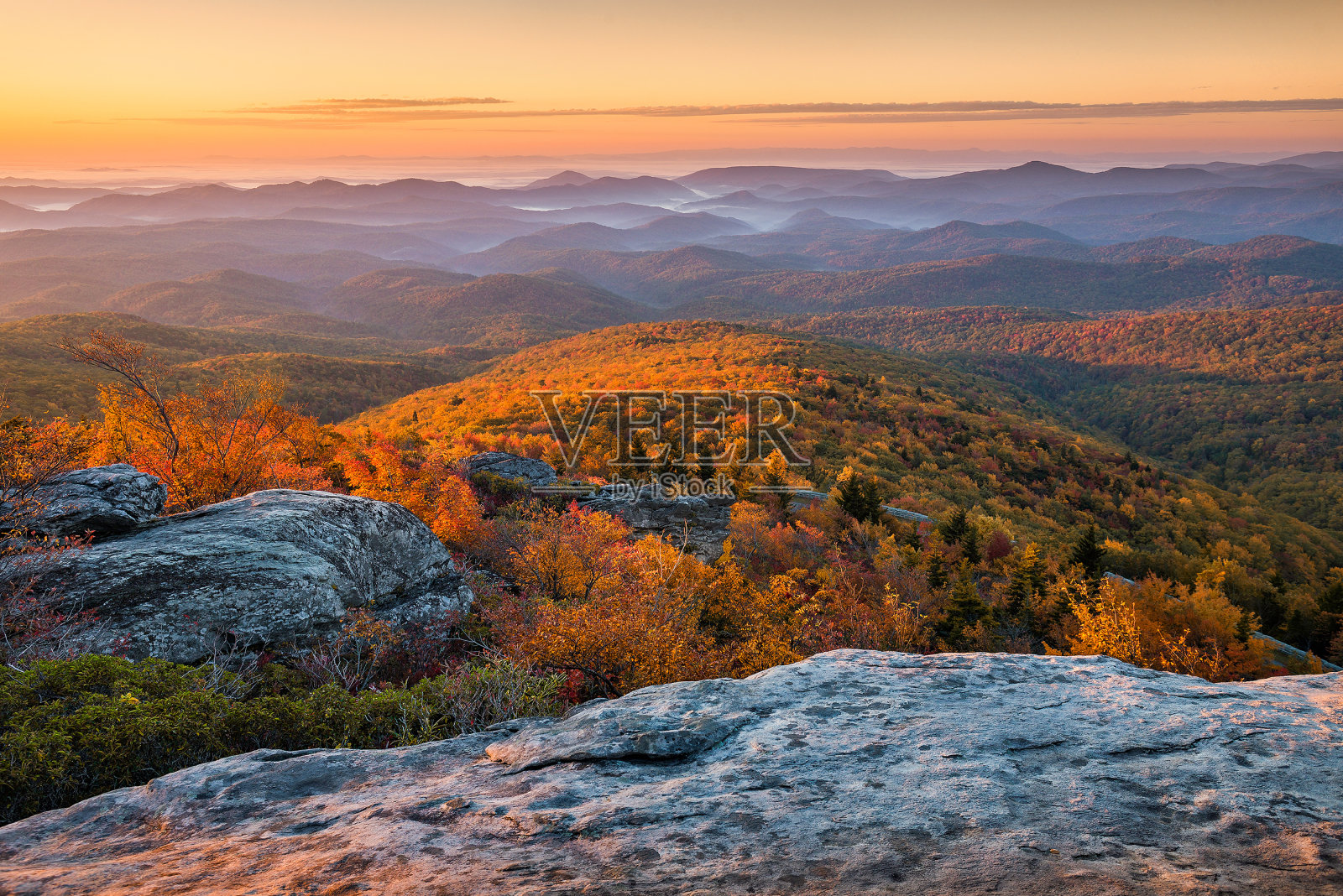 美丽的秋天日出，蓝岭山脉，北卡罗来纳州照片摄影图片