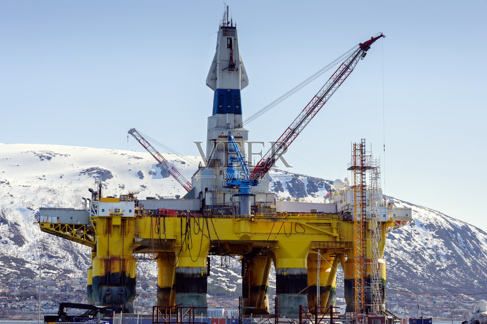 挪威港口的浮动石油钻井平台照片摄影图片