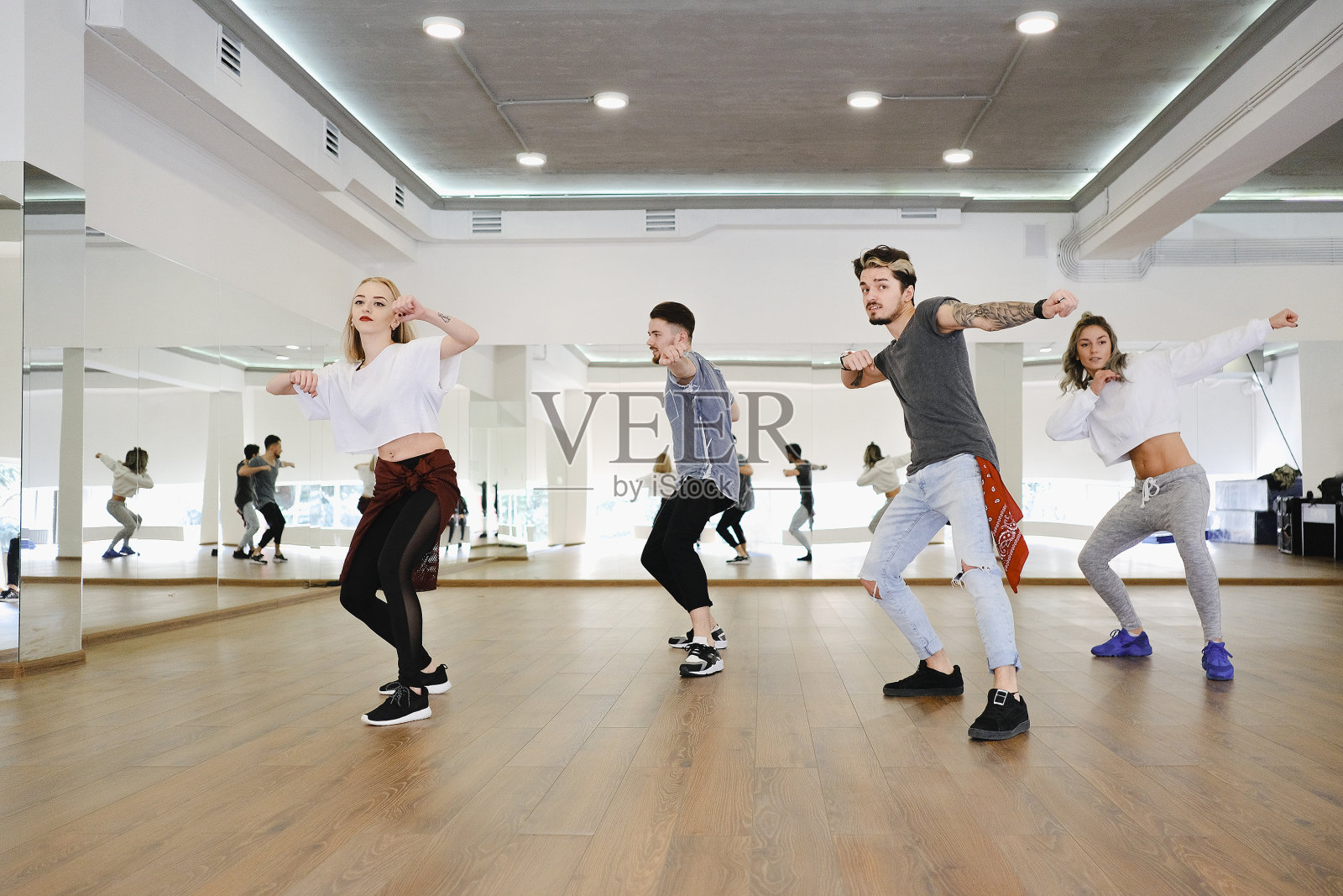 一群年轻的现代舞演员在演播室跳舞照片摄影图片