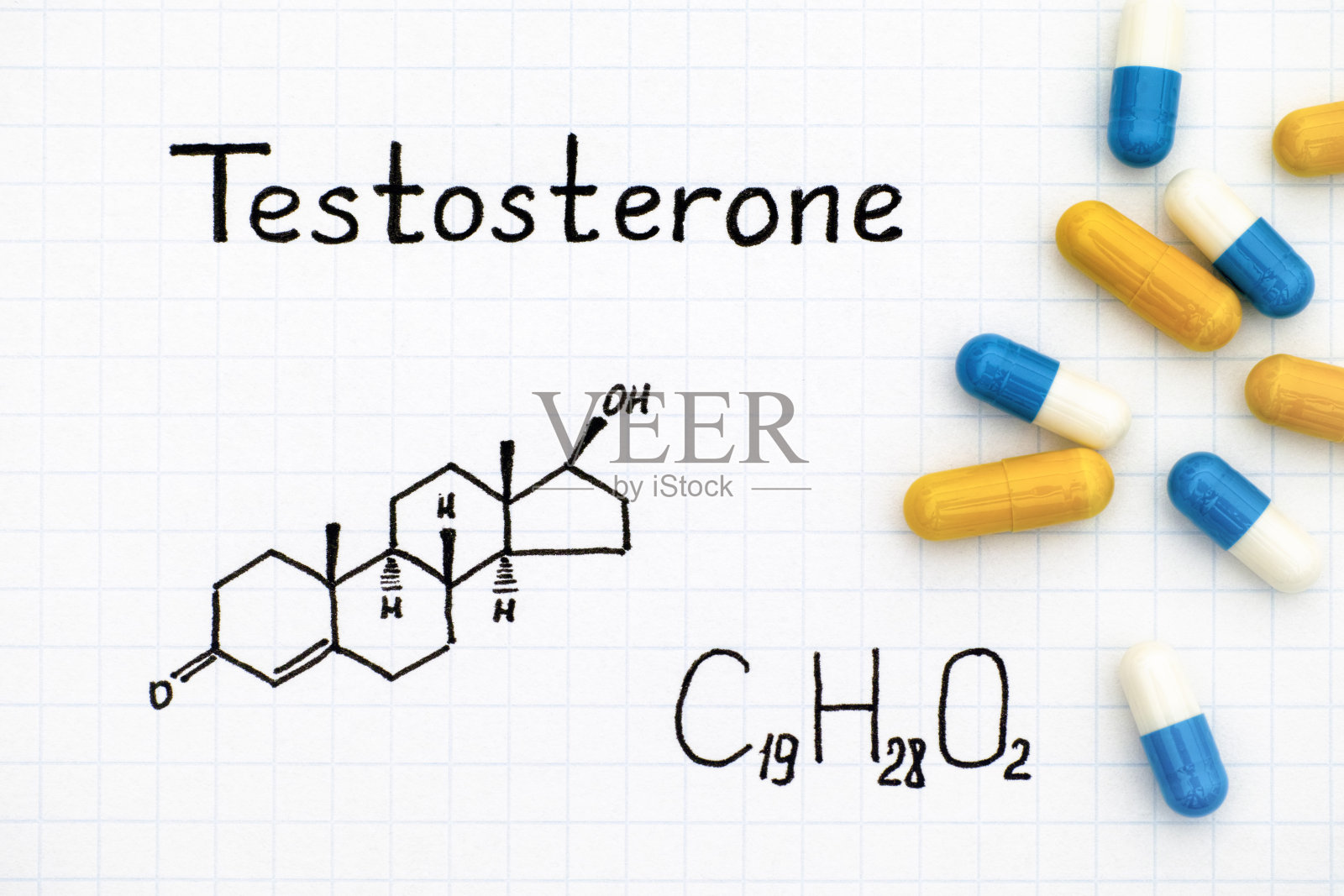 睾酮的化学配方和一些药丸。照片摄影图片